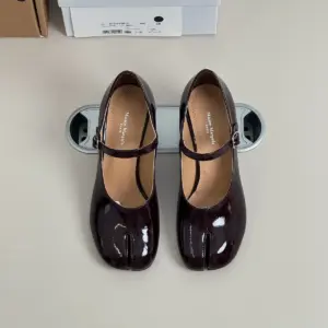 Black patent leather heels, view 2
