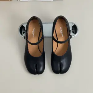 Black patent leather heels, view 3