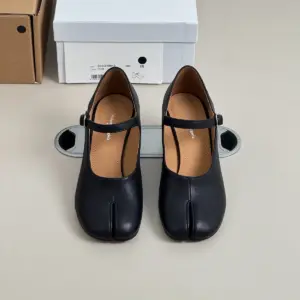 Black patent leather heels, view 4