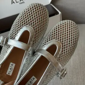 Brown mesh flats, view 3