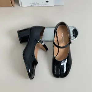Retro black patent leather heels, view 4