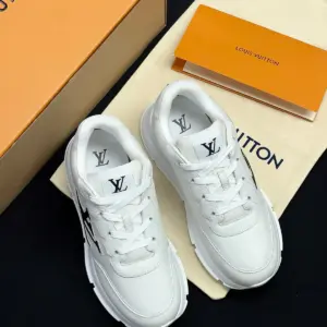 White leather sneakers, view 4